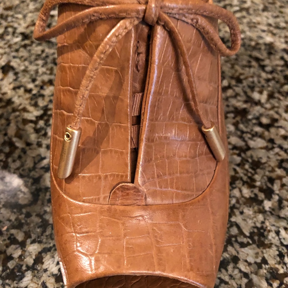 New! ANTONIO MELANI Tan Croc-Embossed Heels - Picture 4 of 7